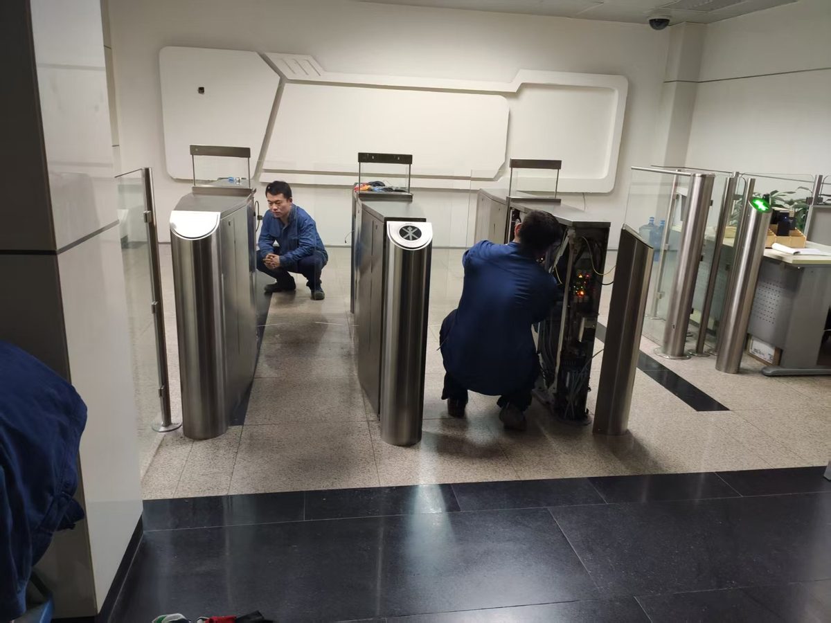 工程师现场开盖检修速通门