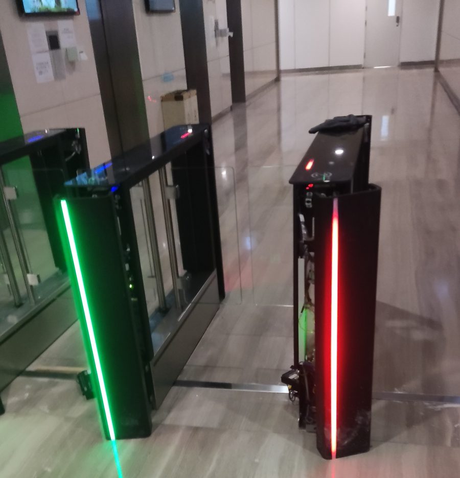 速通门开盖检修现场，通道指示灯红绿状态测试