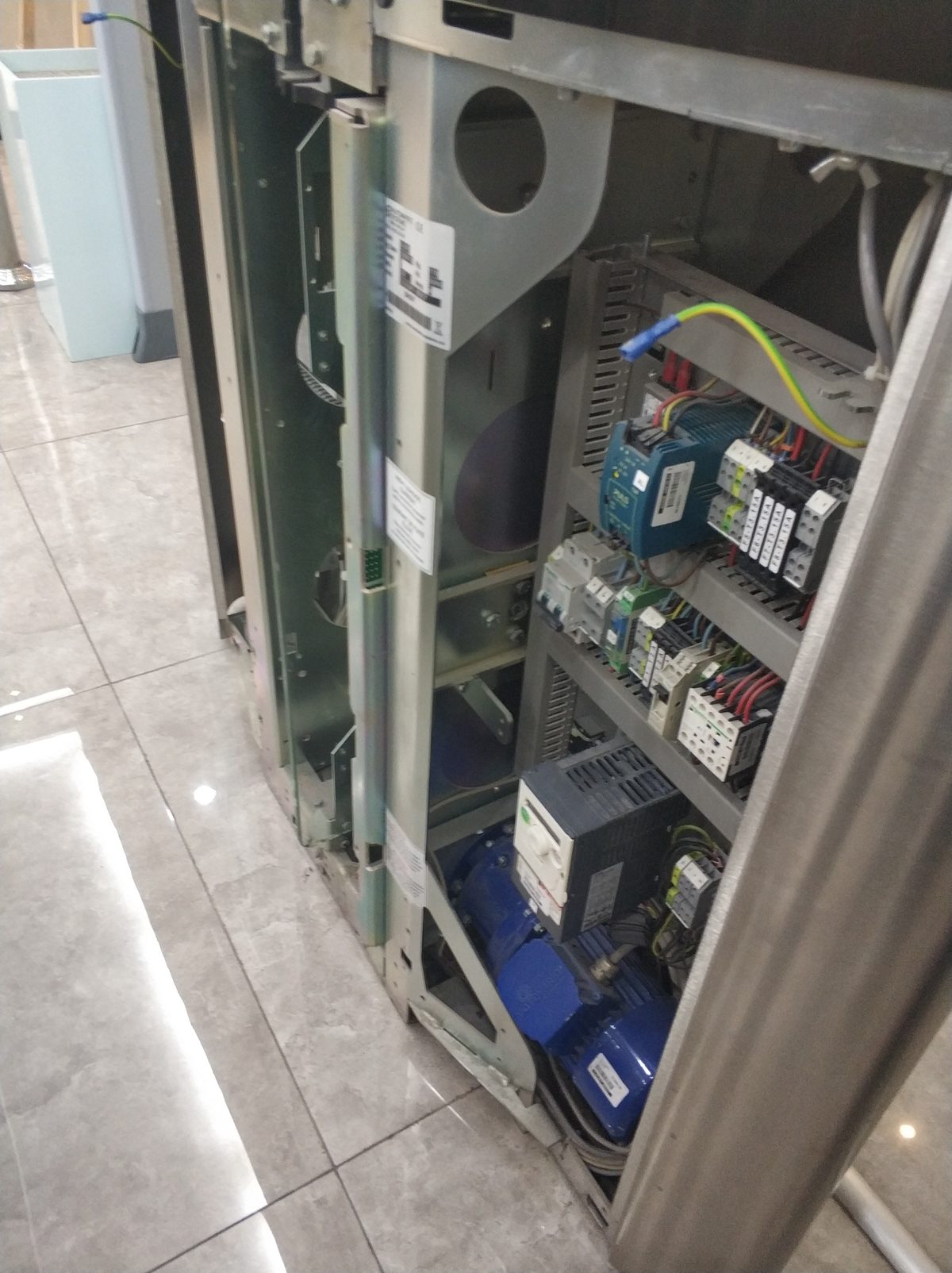 某世界500强电子企业北京园区闸机维保现场