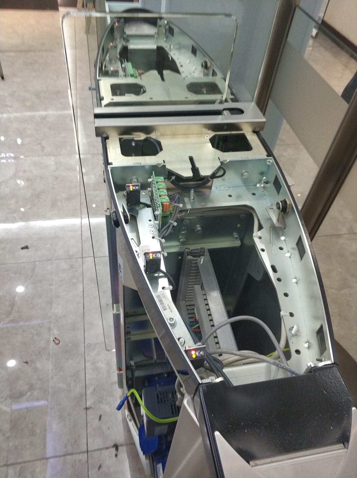 北京园区闸机维保现场:控制板检测