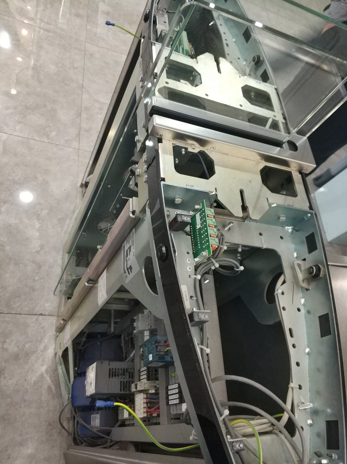 北京园区闸机维保现场:整机测试
